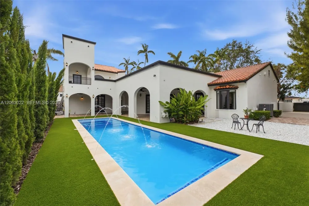 8215 Grand Canal Dr Miami, FL 33144