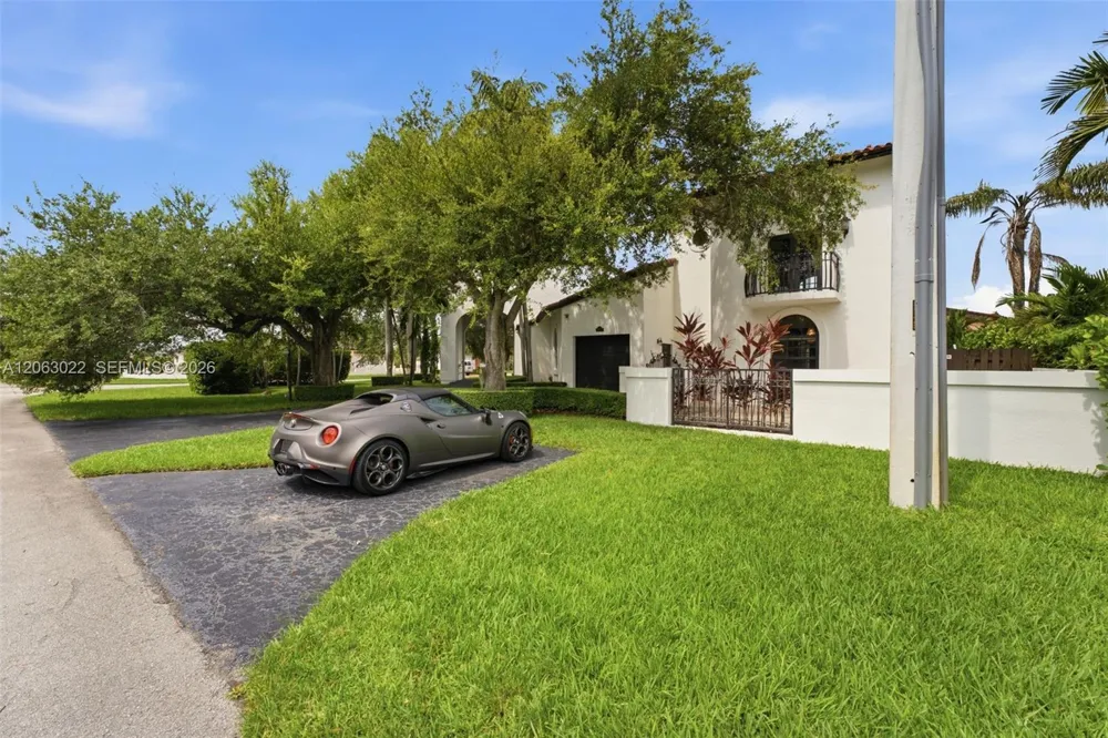8215 Grand Canal Dr Miami, FL 33144