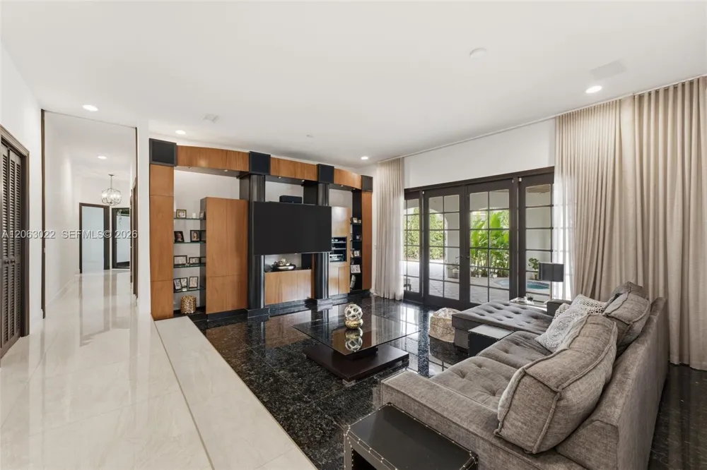 8215 Grand Canal Dr Miami, FL 33144