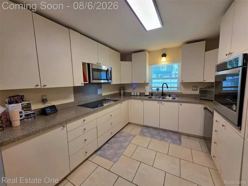 3239 Fox Boulevard Commerce Charter Township, MI 48382