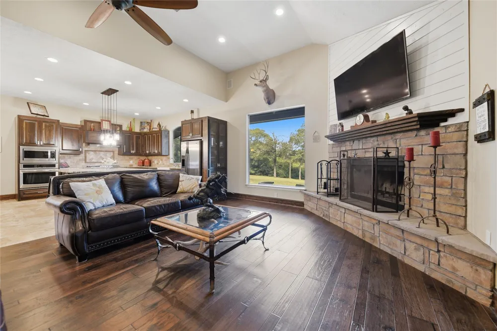 8595 Jared Road Bellville, TX 77418