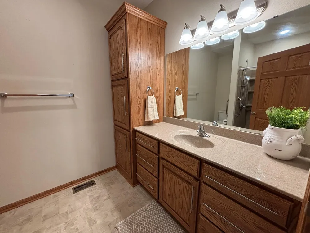 2343 Cherrywood Lane Worthington, MN 56187