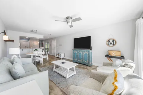 911 Harbour Point Lane #911