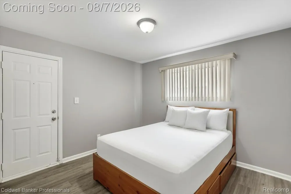 21381 Kipling Street Oak Park City, MI 48237