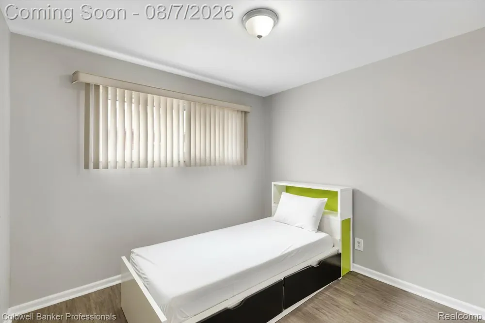 21381 Kipling Street Oak Park City, MI 48237
