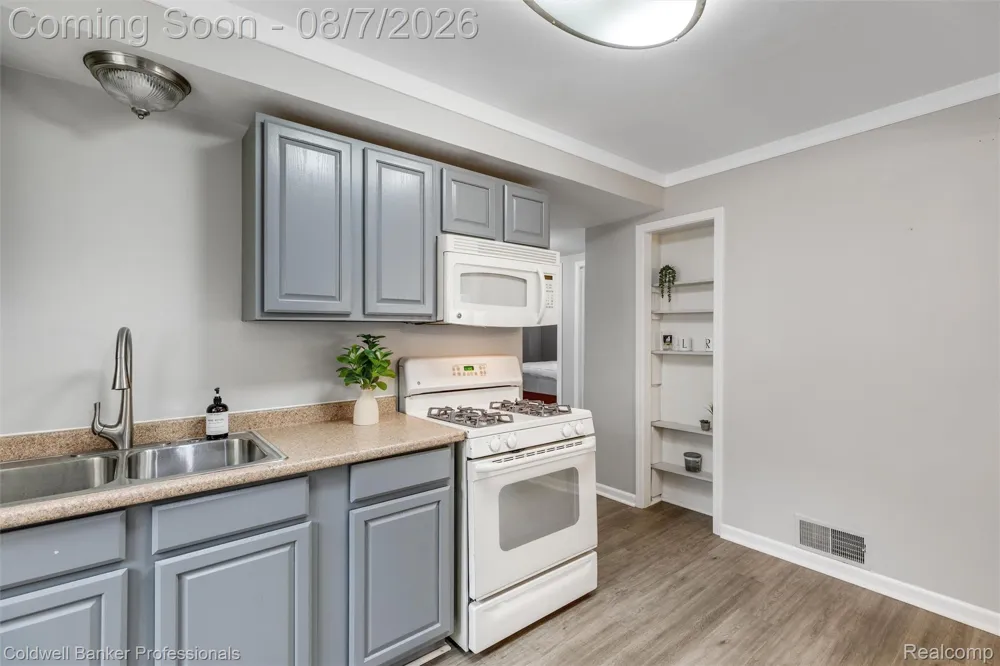 21381 Kipling Street Oak Park City, MI 48237