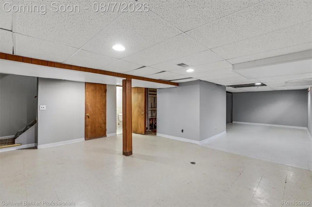 21381 Kipling Street Oak Park City, MI 48237