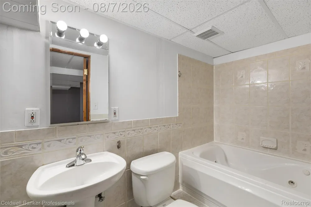 21381 Kipling Street Oak Park City, MI 48237