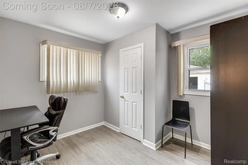 21381 Kipling Street Oak Park City, MI 48237