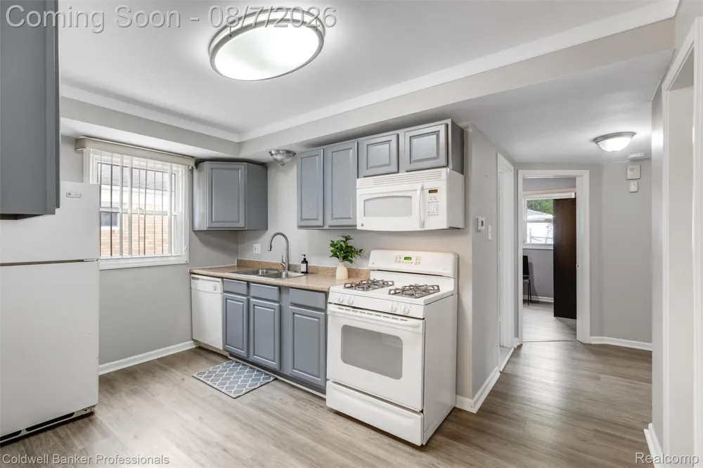 21381 Kipling Street Oak Park City, MI 48237