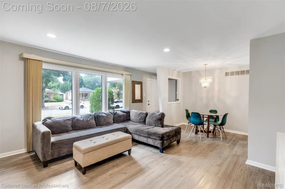 21381 Kipling Street Oak Park City, MI 48237