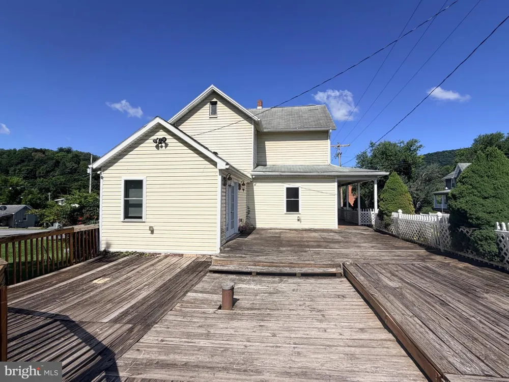 221 W 5TH AVENUE Everett, PA 15537