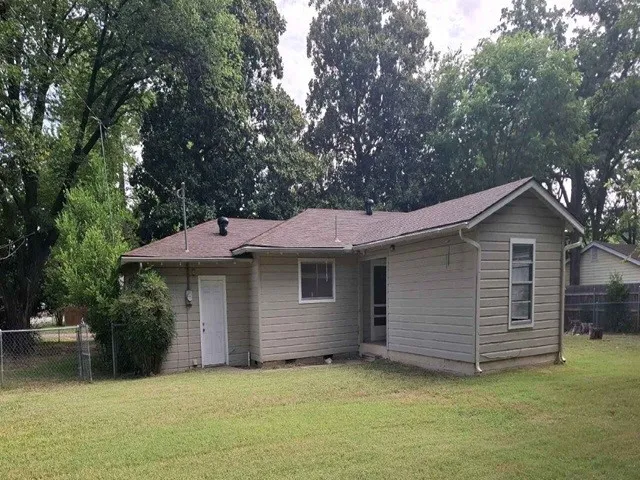 1100 Poe Street Azle, TX 76020