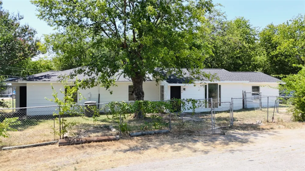 108 E Kirby Avenue Quinlan, TX 75474