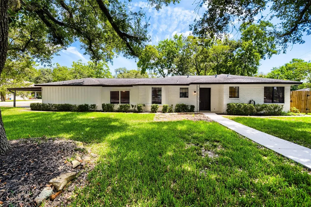 205 Morningside Drive Friendswood, TX 77546