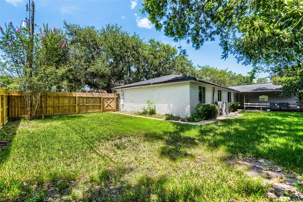 205 Morningside Drive Friendswood, TX 77546