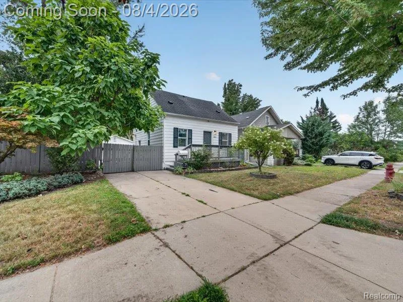 25627 Princeton Street Dearborn Heights City, MI 48125