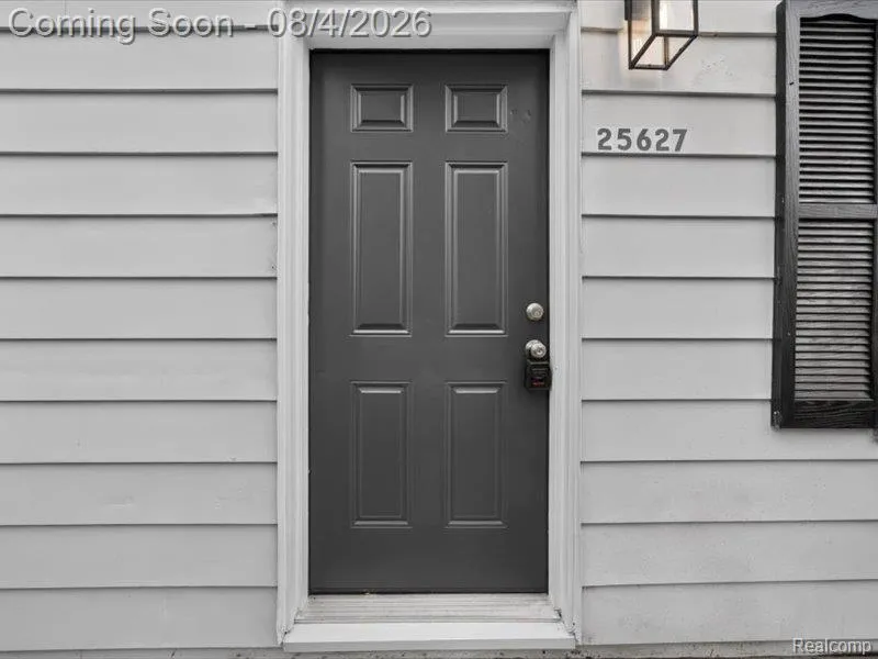 25627 Princeton Street Dearborn Heights City, MI 48125