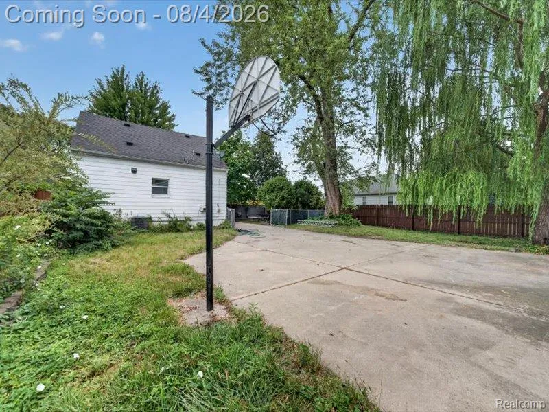 25627 Princeton Street Dearborn Heights City, MI 48125