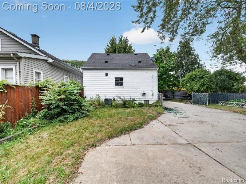 25627 Princeton Street Dearborn Heights City, MI 48125