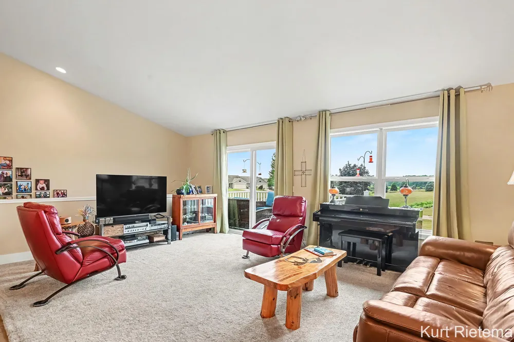 3482 S Riverwalk Drive Hamilton, MI 49419