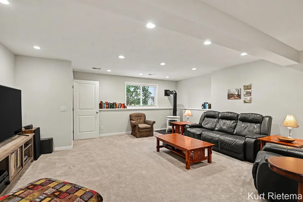 3482 S Riverwalk Drive Hamilton, MI 49419