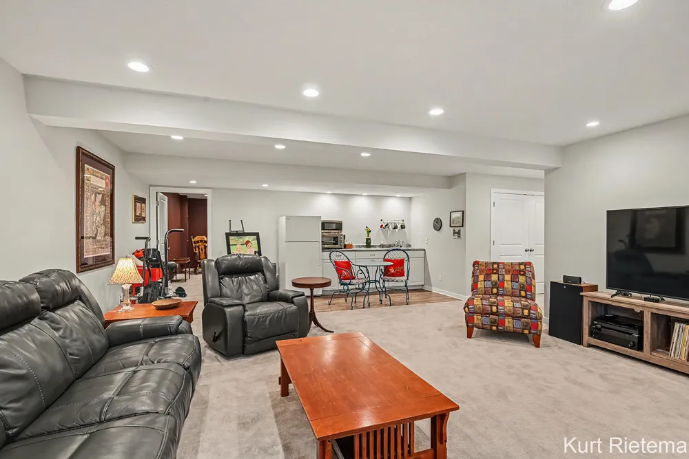 3482 S Riverwalk Drive Hamilton, MI 49419