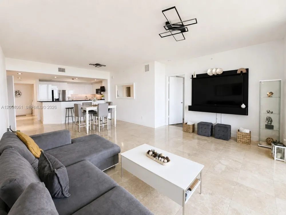 14951 Royal Oaks Ln #1501 North Miami, FL 33181