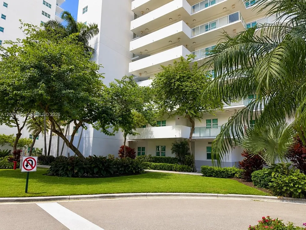 14951 Royal Oaks Ln #1501 North Miami, FL 33181