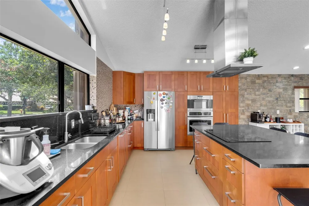1051 Deerpath Ct Weston, FL 33326