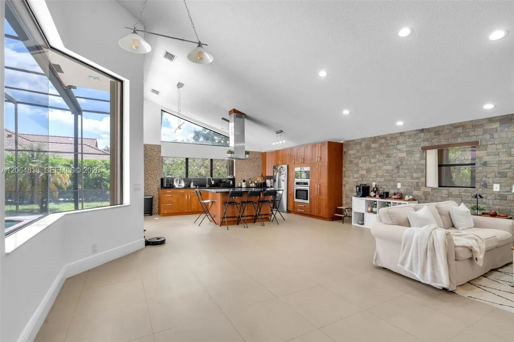 1051 Deerpath Ct Weston, FL 33326