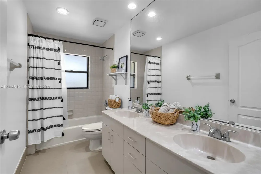1051 Deerpath Ct Weston, FL 33326