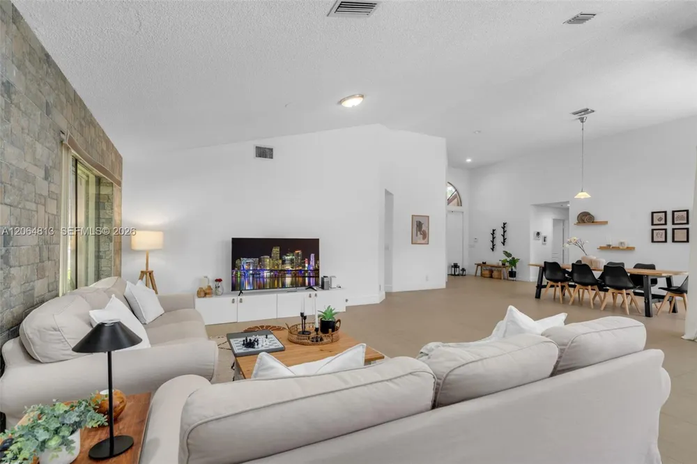 1051 Deerpath Ct Weston, FL 33326