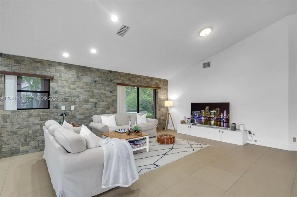 1051 Deerpath Ct Weston, FL 33326