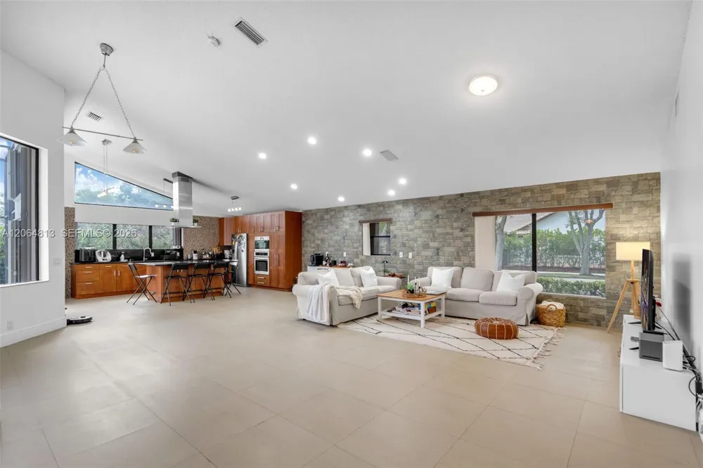 1051 Deerpath Ct Weston, FL 33326