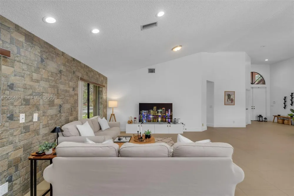1051 Deerpath Ct Weston, FL 33326