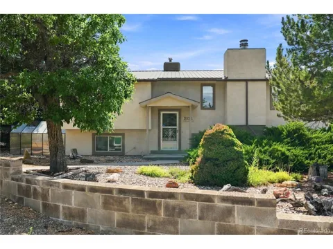 201 Hillcrest Circle