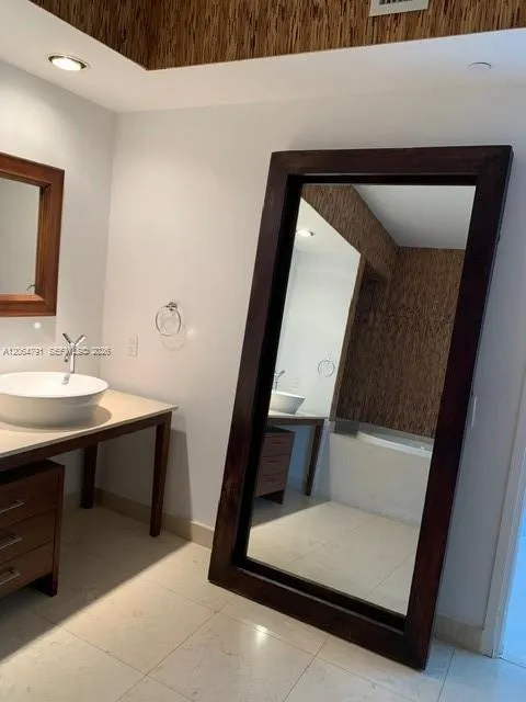 450 Alton Rd #2207 Miami Beach, FL 33139