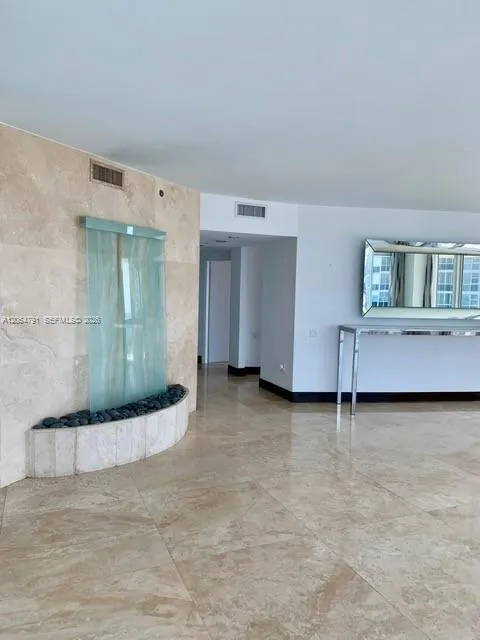 450 Alton Rd #2207 Miami Beach, FL 33139