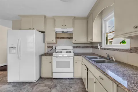 131 E 31st 1/2 Street