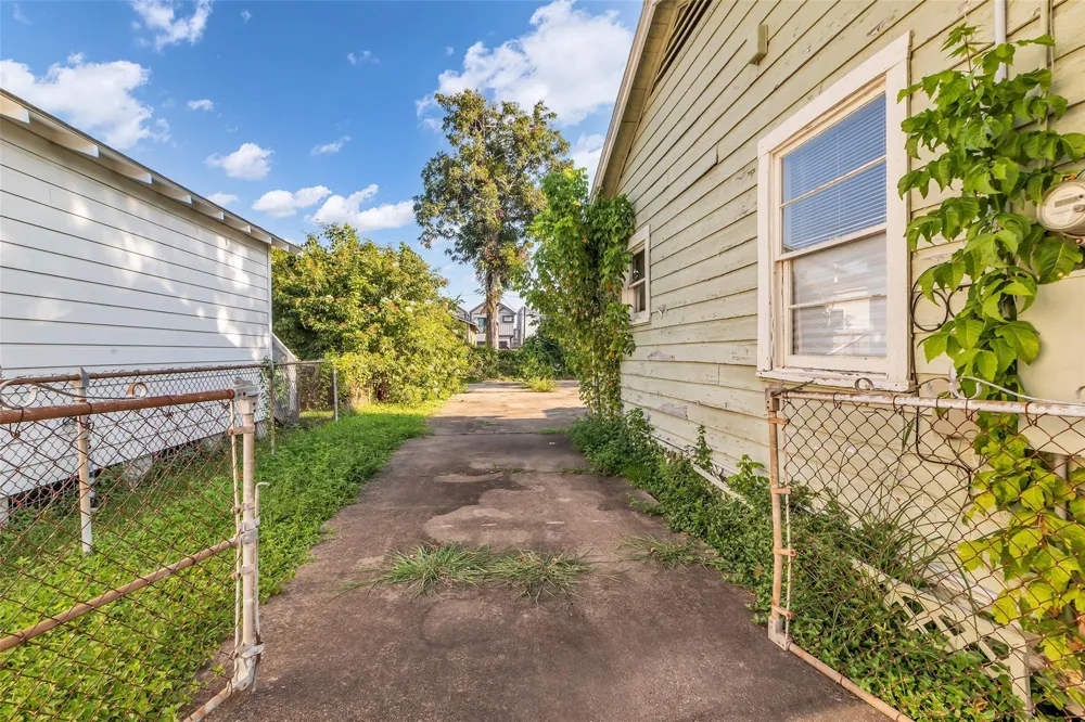 131 E 31st 1/2 Street Houston, TX 77018