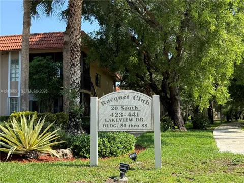 435 Lakeview Dr #201