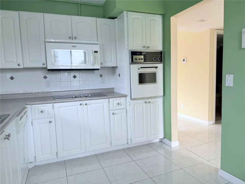435 Lakeview Dr #201 Weston, FL 33326
