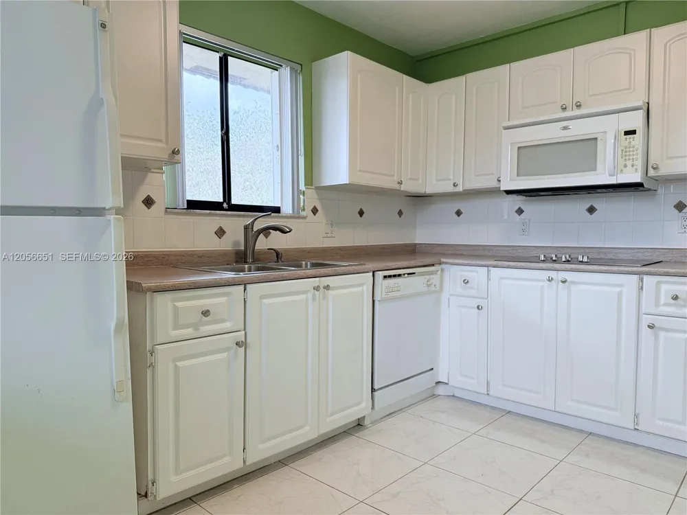 435 Lakeview Dr #201 Weston, FL 33326