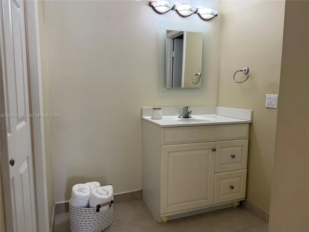 435 Lakeview Dr #201 Weston, FL 33326