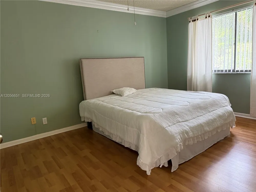435 Lakeview Dr #201 Weston, FL 33326