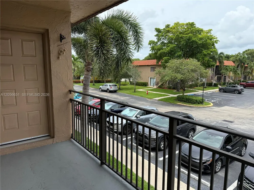 435 Lakeview Dr #201 Weston, FL 33326