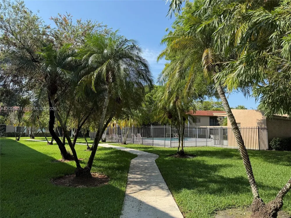 435 Lakeview Dr #201 Weston, FL 33326