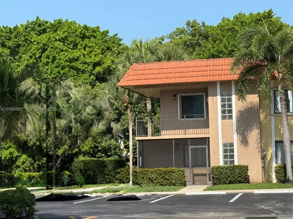 435 Lakeview Dr #201 Weston, FL 33326
