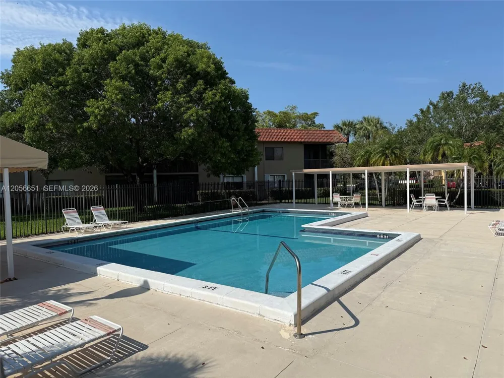 435 Lakeview Dr #201 Weston, FL 33326